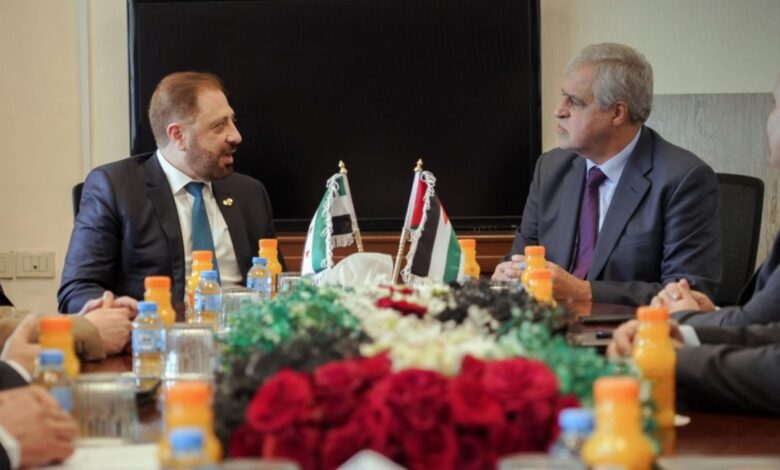 رئيسا هيئتي الطيران المدني في سوريا والأردن خلال توقيع الاتفاقية - وكالة سانا