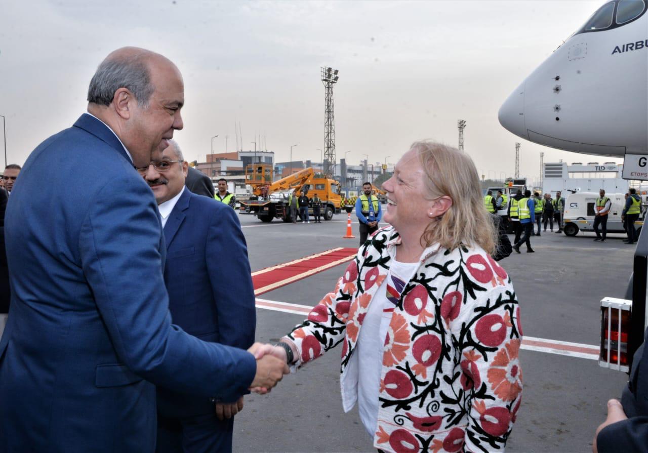 وزير الطيران المصري يستقبل طائرة مصر للطيران