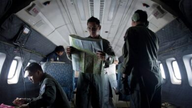 فريق من القوات الجوية الملكية الماليزية خلال عملية بحث وإنقاذ للعثور على رحلة الخطوط الجوية الماليزية المفقودة MH370 في 2014