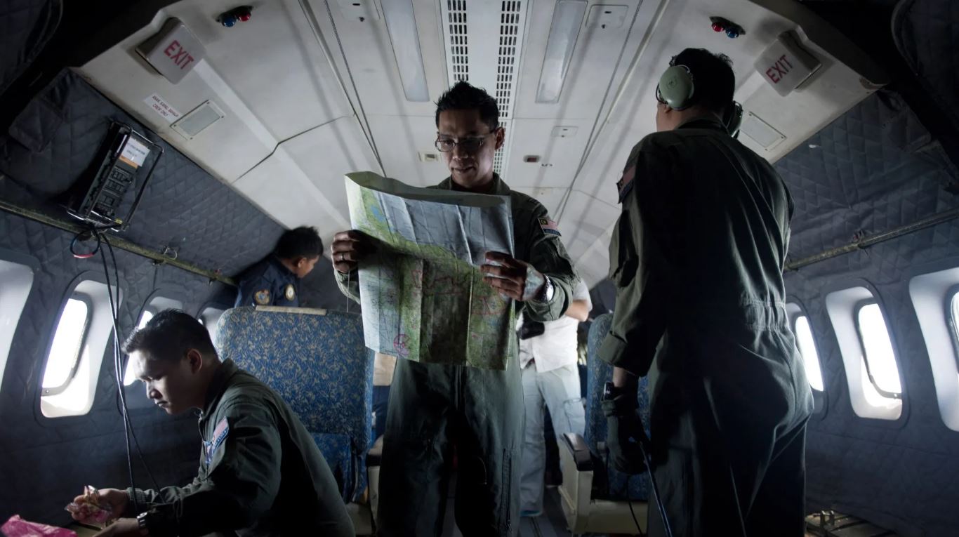 فريق من القوات الجوية الملكية الماليزية خلال عملية بحث وإنقاذ للعثور على رحلة الخطوط الجوية الماليزية المفقودة MH370 في 2014